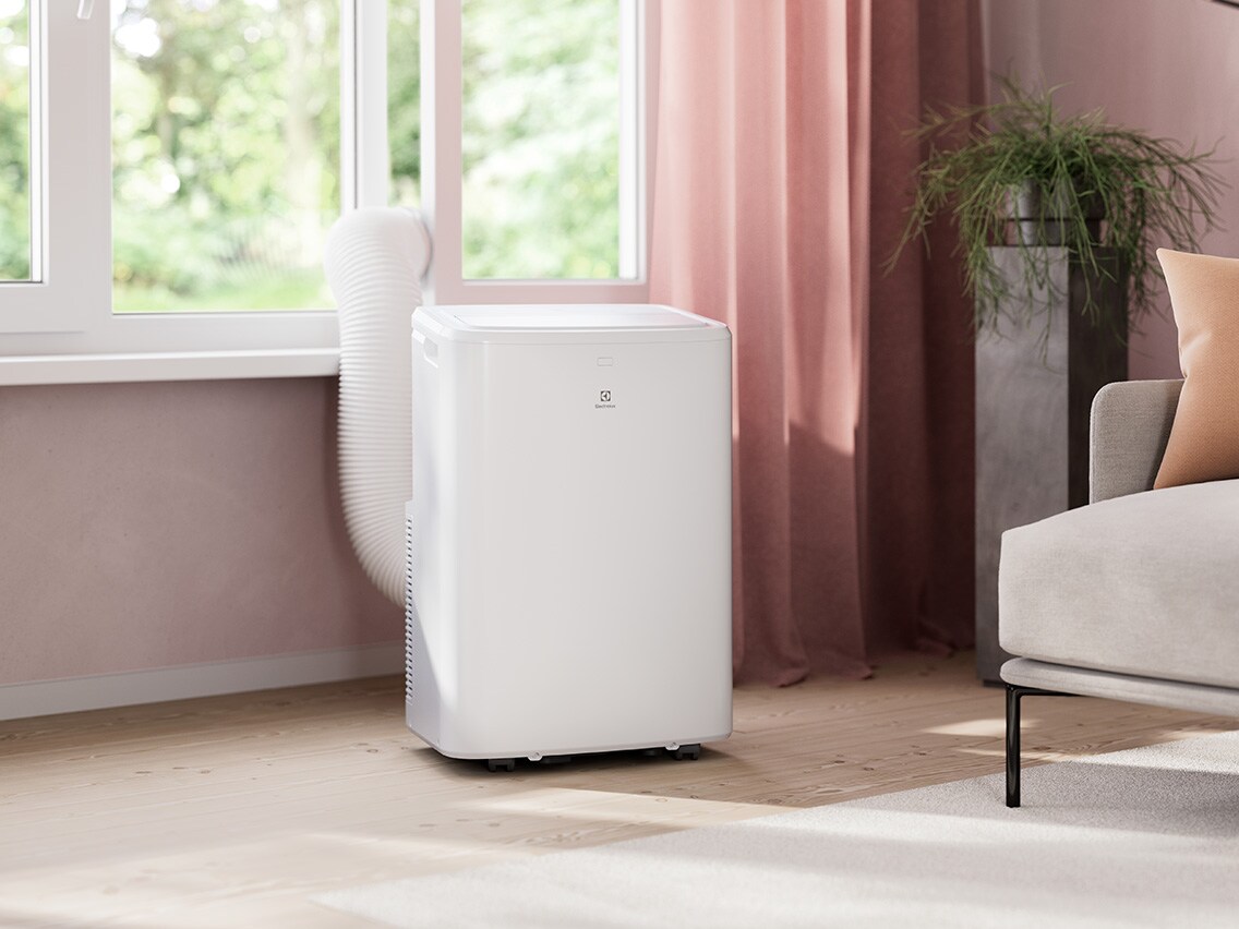 Climatiseur près d'une fenêtre dans un appartement