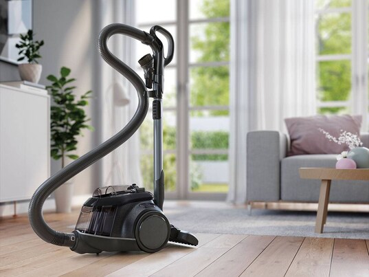 Un aspirateur sans sac exposé dans un appartement