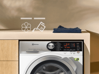 Kleidungsstücke auf einer Electrolux Waschmaschine Kleidungsstücke auf einer Electrolux Waschmaschine