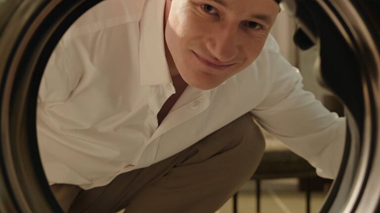 Marco Odermatt schaut in die Waschmaschine