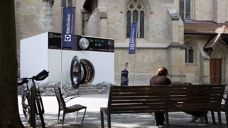 Offene Tür der grossen Waschmaschine