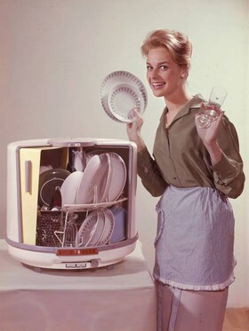 Un consommateur Electrolux présente le lave-vaisselle Electrolux D10