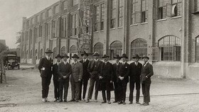 Une photo de groupe devant l'ancienne usine Electrolux à Lilla Essingen