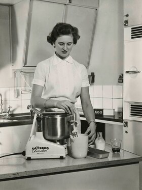 Un consommateur d'Electrolux sert un assistant de cuisine