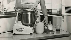 Un consommateur d'Electrolux sert d'aide de cuisine