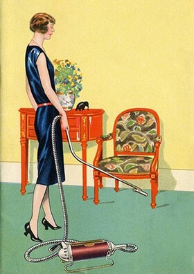 Lady nettoie le salon avec Electrolux modèle V