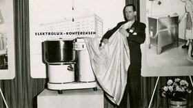Monsieur présente la machine à laver Electrolux W 20