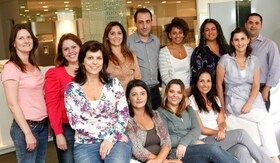 Un gruppo di bambini pronti a cucinare