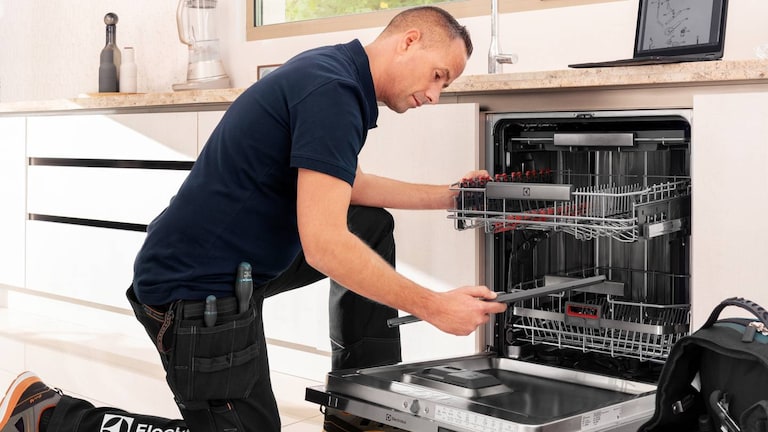 Electrolux Mitarbeiter repariert einen Geschirrspüler