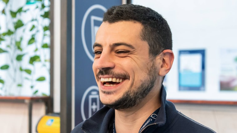 Lachender Electrolux Mitarbeiter