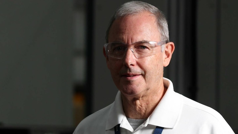 Electrolux Mitarbeiter im weissen Hemd mit Schutzbrille