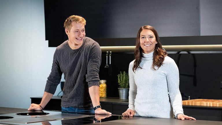 Marco Odermatt e Wendy Holdener in una cucina Electrolux