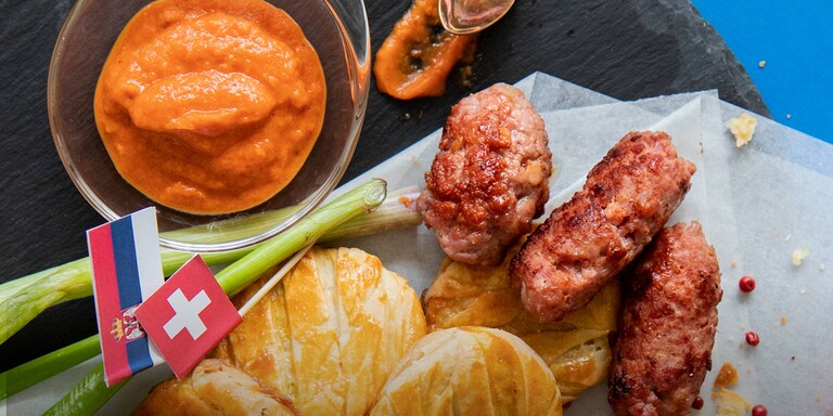WM-Fusionsküche: Cevapcici mit Ajvar und Pogatschen
