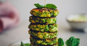 Erbsen-Halloumi-Bratlinge gestapelt