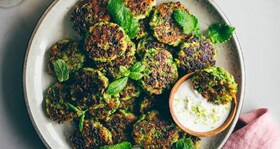 So servieren wir Erbsen-Halloumi-Bratlinge