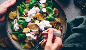 Panzanella Salat in einer Schüssel