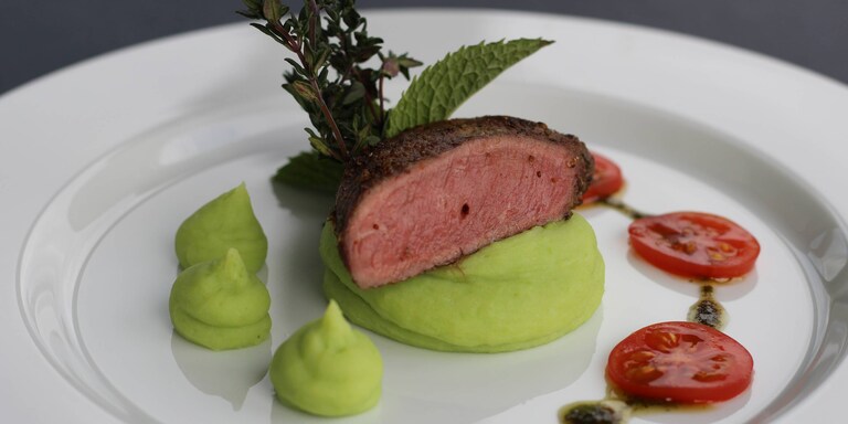 Carré d'agnello con purea di piselli e pesto alla menta