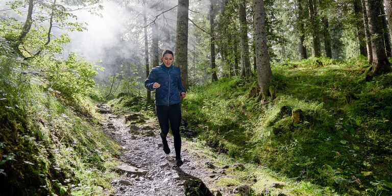 Le persone fanno una passeggiata nella natura