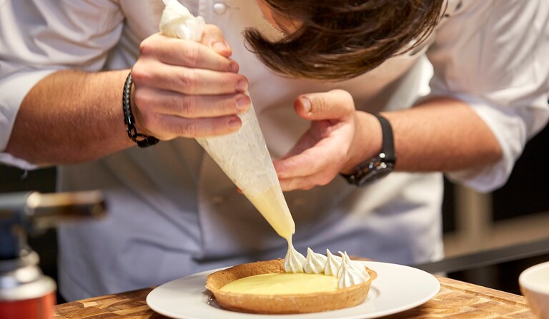 zitronencremetarte mit lorbeerbaiser electrolux