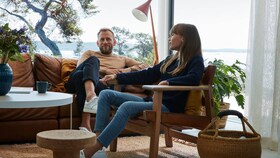 Eine Familie geniesst ihre Zeit auf dem Sofa