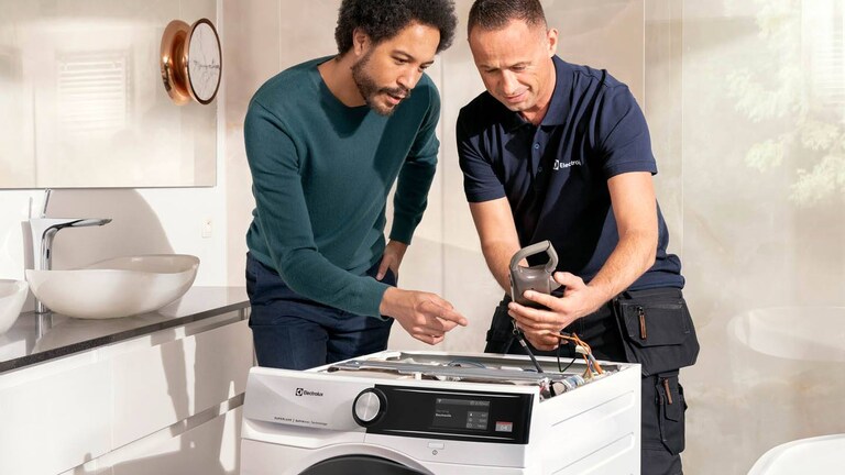 Dunstabzugshaubenfilter wird von einer Hand eingelegt