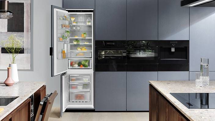 Offener Kühlschrank in Küche