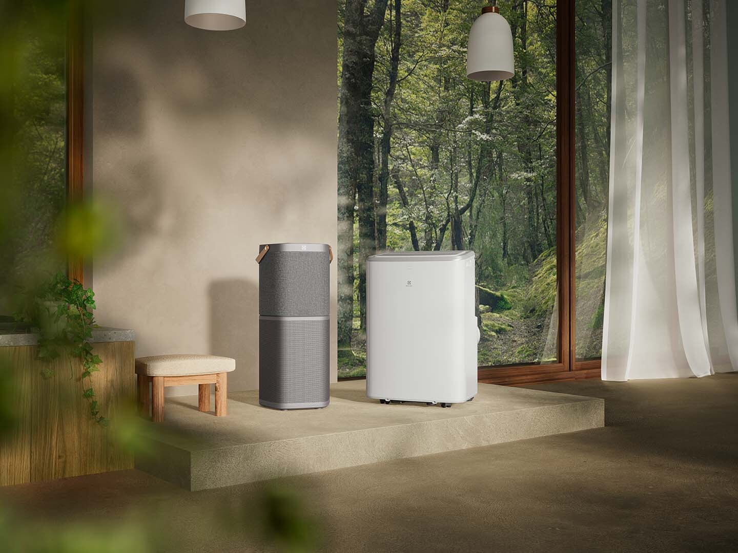 Purificateur d'air sur une estrade devant une fenêtre avec vue sur la nature