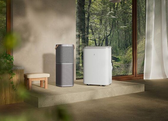 Purificateur d'air sur le sol près de la fenêtre avec vue sur la nature
