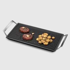 Un hamburger de betteraves rouges sur le gril plancha Electrolux