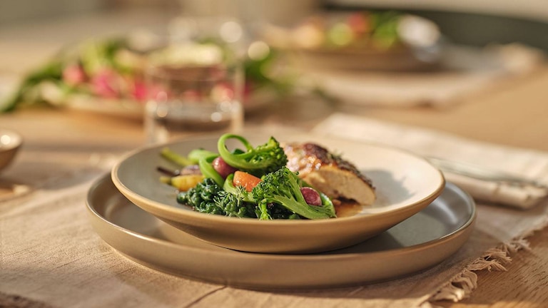 Broccoli e pollo in un piatto