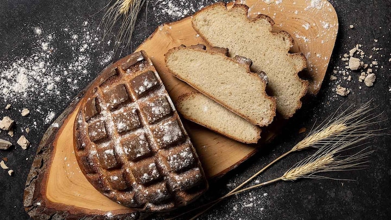 Pane tagliato a fette sul tagliere