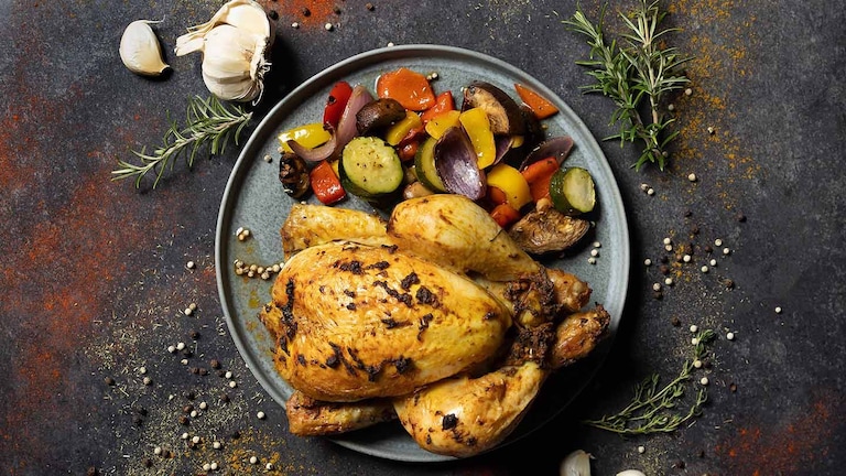 Pollo e verdure grigliate su un piatto