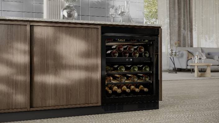Unter der Küchentheke eingebauter Weinkühlschrank