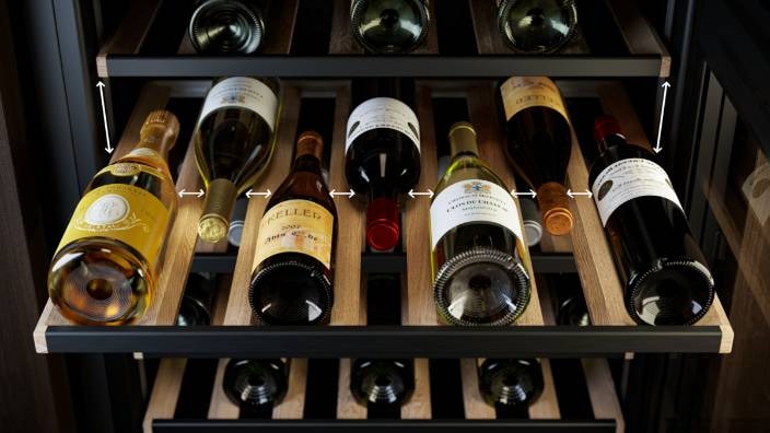 Wein auf Regalen im Schrank